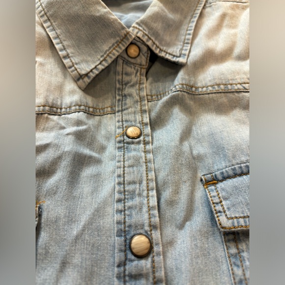 Suzy Shier Western style L shirt with snap buttons. - Picture 3 of 4